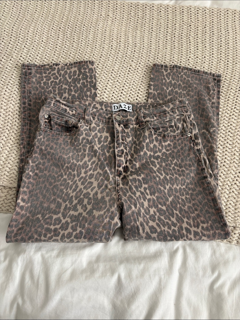 DAZE Women's Straight Brown Leg Leopard Print Jeans - Picture 7 of 10